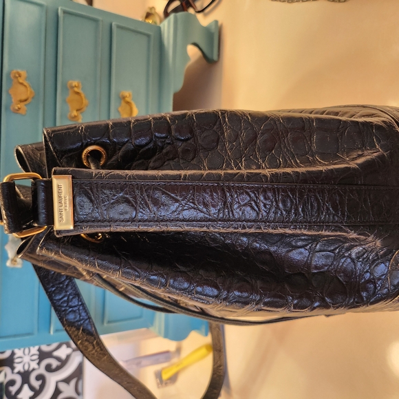 Elegant YSL Black Croc-Embossed Bucket Bag - Picture 2 of 12